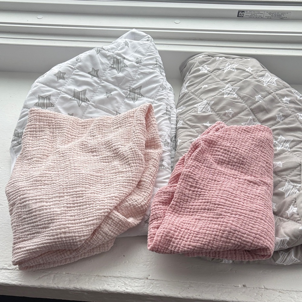 Bassinet mattress covers and sheets- never used!